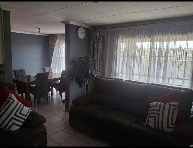 3 BEDROOM FREEHOLD FOR SALE IN CLAYVILLE